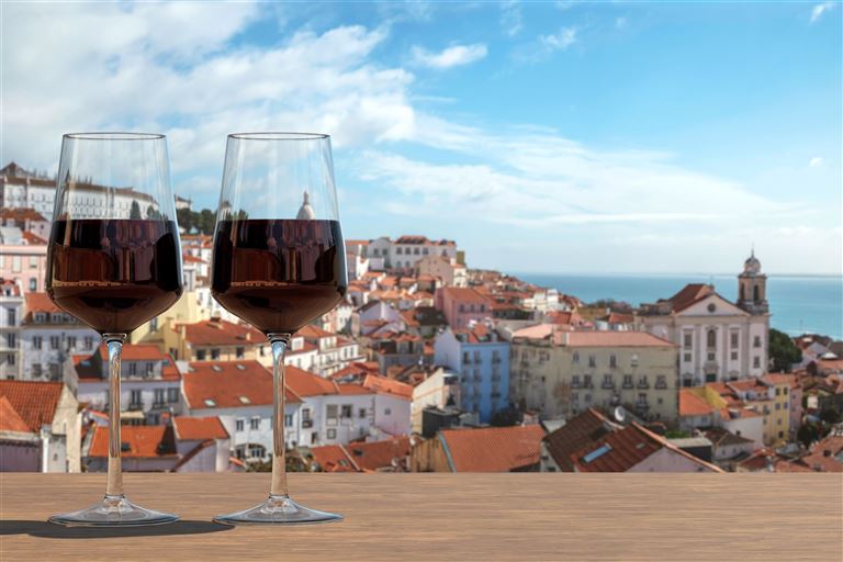 Portugal für Singles und Alleinreisende @ Maria Vonotna /adobestock
